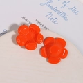 Primer plano de flores de resina naranja 3D en bandeja de cerámica para joyería DIY - Naranja