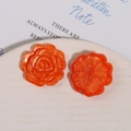 Makroaufnahme von 2 orangefarbenen Harz-Kamelienblüten mit Marmortextur für DIY-Schmuck - Orange