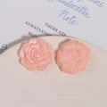 Makroaufnahme der rosa Harzrose mit Perlglanz-Finish für DIY-Schmuckherstellung - Rosa