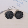 Detailansicht der schwarzen Harzrosen-Anhänger mit eleganter Marmortextur für Schmuck - Schwarz