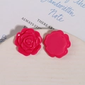 Detailaufnahme von rosa Harzrosenblüten für DIY-Schmuck und modische Haaraccessoires - Glänzend Rosarot