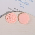 Makroaufnahme von rosa Harz-Rosenblüten-Anhängern für DIY-Zubehör, Vorder- und Rückseite - Glänzendes Rosa