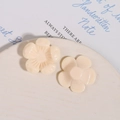 Dettaglio di fiori in resina color crema per accessori per capelli e decorazioni fai-da-te - Bianco