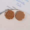 Detaillierte Vorder- und Rückansicht von karamellfarbenen Harzrosen für DIY-Schmuck - Glänzend Kaffee