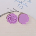 Makroansicht lila Rosen-Charms aus Harz für DIY-Haarspangen und Handyhüllen-Dekor - Glänzend Lila