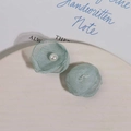 Nahaufnahme von hellgrünen Organza-Blumenanhängern mit Perlen für DIY-Schmuck - 1 Stück / Graugrün