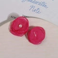 Makro-Detail handgefertigter rosenroter Netzblumen mit Perlen für die Schmuckherstellung - 1 Stück / Fuchsia