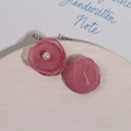 Detail von handgefertigten Netzblumen in Bohnenrot mit Perle für DIY Schmuckdesign - 1 Stück / Rosa