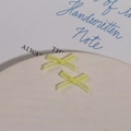 Détail de nœuds en organza jaune sur une assiette en céramique pour accessoires cheveux DIY - Jaune