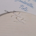 Vue macro de deux nœuds en organza blanc sur un plateau en céramique pour décor DIY - Blanc Mat