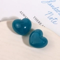Vista macro di ciondoli a cuore in resina 3D traslucida per la creazione di gioielli - Stile Cuore Blu Jelly