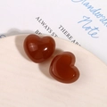Dettaglio macro di ciondoli a cuore in resina ambra traslucida per orecchini fai-da-te - Stile Cuore Caffè Jelly