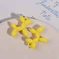 Detail van glanzende gele hars ballonhond hangers voor DIY sieraden en sleutelhanger crafts - Geel