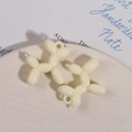 Detailopname van crème-kleurige acryl ballonhonden voor DIY-sleutelhanger accessoires - Wit