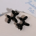 Detailopname van glanzende zwarte ballonhond-hangers voor DIY-sieraden en sleutelhangers - Zwart