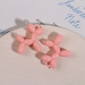 Detail van roze acryl ballonhond bedeltjes met ophanglussen voor DIY-accessoires - Nude Roze