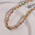 Primer plano de cuentas de estrella de colores con textura de pintura en plato blanco - Estilo 7 Salpicadura Colorida / 1 Tira (aprox. 36 piezas)