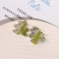 Dettaglio di ciondoli a forma di orso in giada verde chiaro con texture di pietra naturale - Giada ai Fiori d'Erba (1 Pezzo)