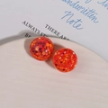 Vista macro de dijes redondos de resina naranja con lentejuelas de colores para joyas - Rojo