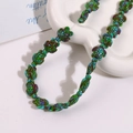 Vista detallada de cuentas coloridas en forma de tortuga para joyería DIY en bandeja - Estilo Mezclado Verde Azul Marrón (N.º 1)