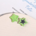 Detail van neongroene glitter ster stoffen knopen met glanzende metalen basis - Groene Vijfpuntige Ster