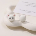 Detail von niedlichen weißen beflockten Katzenköpfen für DIY-Schmuck auf Herztablett - Weiß (Klein)
