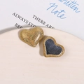 Macrodetail van hartvormige magnetische sluiting met gouden glitters voor DIY-werkjes - Magnetische Gesp Stijl / Geel Hart