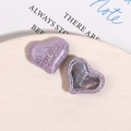Macro detail van paarse glitter hart patches voor DIY accessoires met een zilveren basis - Paars Hart