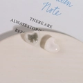Κοντινή λήψη ρητινούχων καρδιών με λεπτομέρεια φιόγκου για χειροποίητα κοσμήματα σε πιάτο - Γκρι