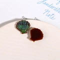Vue détaillée des breloques en résine en forme de coquille d'aurore pour bijoux DIY - Rouge & Vert