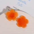 Detail von orangefarbenen, mattierten Harz-Blumenanhängern für DIY-Haarschmuck mit Farbverlauf - Hellorange