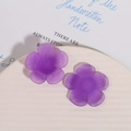 Detailansicht matter lila Harzblumen für DIY-Schmuck auf einem weißen Tablett - Hellviolett