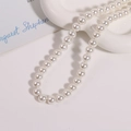 Vue détaillée de perles de verre rondes de 10 mm blanc brillant pour bijoux DIY - 1 Pièce / Blanc Cassé