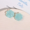 Makroaufnahme von hellblauen Harzblumen mit Glitzer für DIY-Ohrringe und Accessoires - 1 Stück / Blau