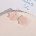 Detailansicht der rosa Harzblumen mit feinem Glitzer in einer cremefarbenen Schale - 1 Stück / Rosa