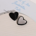 Detalle de botones de satén negro con forma de corazón y reverso de metal plateado - Negro