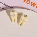 Dettaglio di ciondoli a dente 3D in resina con apparecchio argentato per gioielli fai-da-te - Argento
