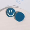 Dettaglio di ciondoli smile in resina blu su vassoio in ceramica per creazioni fai-da-te - Blu