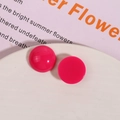 Dettaglio di accessori tondi in resina rosa acceso con finitura lucida per orecchini fai-da-te - 1 Pezzo / Rosa Rosso