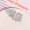 Dettaglio di ciondoli in resina a forma di cuore con paillettes argento brillanti - Argento