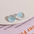Primer plano de cuentas de resina azul claro con purpurina para accesorios de joyería DIY - Azul