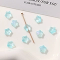 Primer plano de cuentas de vidrio azul claro con forma de estrella y acabado iridiscente DIY - 1 Pieza (8mm) / Azul Celeste