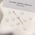 Detalle de cuentas de vidrio traslúcido en forma de estrella de 8mm con agujero central - 1 Pieza (8mm) / Blanco