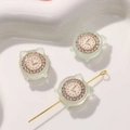 Macro-opname van mini wekker hars bedeltjes met strass voor DIY sieraden maken projecten - 1 Stuk / Lichtgroen