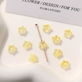 Primer plano de cuentas de vidrio amarillas en forma de estrella con pin metálico - 1 Pieza (8mm) / Amarillo Brillante