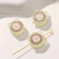 Makroansicht der mattgrünen Wecker-Anhänger mit glitzernden Strasssteinen für DIY-Schmuck - 1 Stück / Grasgrün