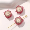 Makroaufnahme: Roter mattierter Wecker-Anhänger mit Strasssteinen für DIY-Schmuck - 1 Stück / Purpurrot