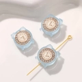 Makroaufnahme hellblauer Mini-Wecker-Anhänger mit Strasssteinen für DIY-Schmuckzubehör - 1 Stück / Hellblau