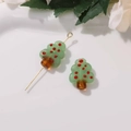 Dettaglio di perline in vetro a forma di albero di Natale per gioielli fai da te con tocchi rossi - verde chiaro