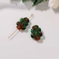 Dettaglio di perline in vetro a forma di albero di Natale con puntini rossi e spillo - verde scuro